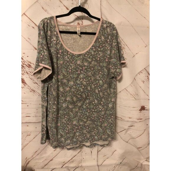 LuLaRoe Tops - Lularoe size 3x Classic T floral distressed vintage shirt